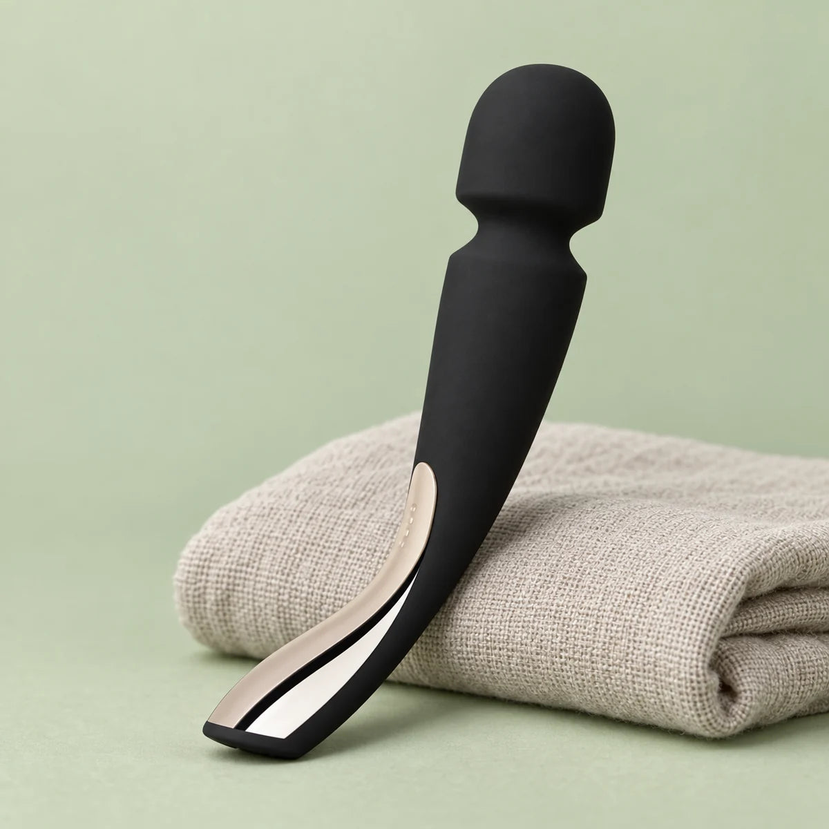 SMART WAND 2 Medium in black resting on a folded towel