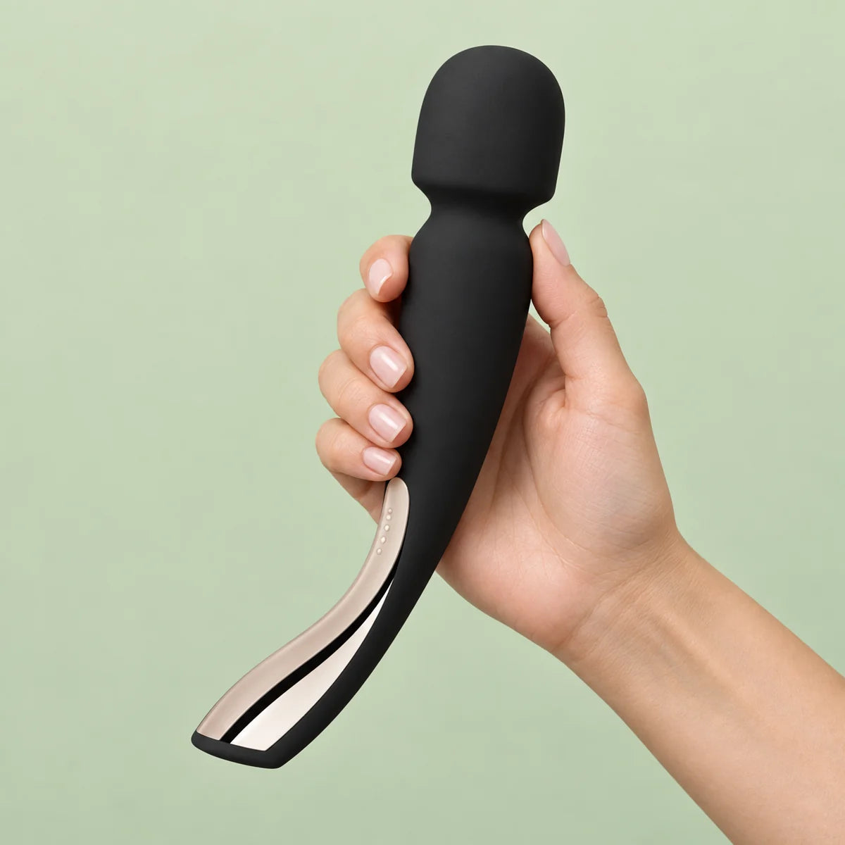 A hand holding the SMART WAND 2 Medium by its handle