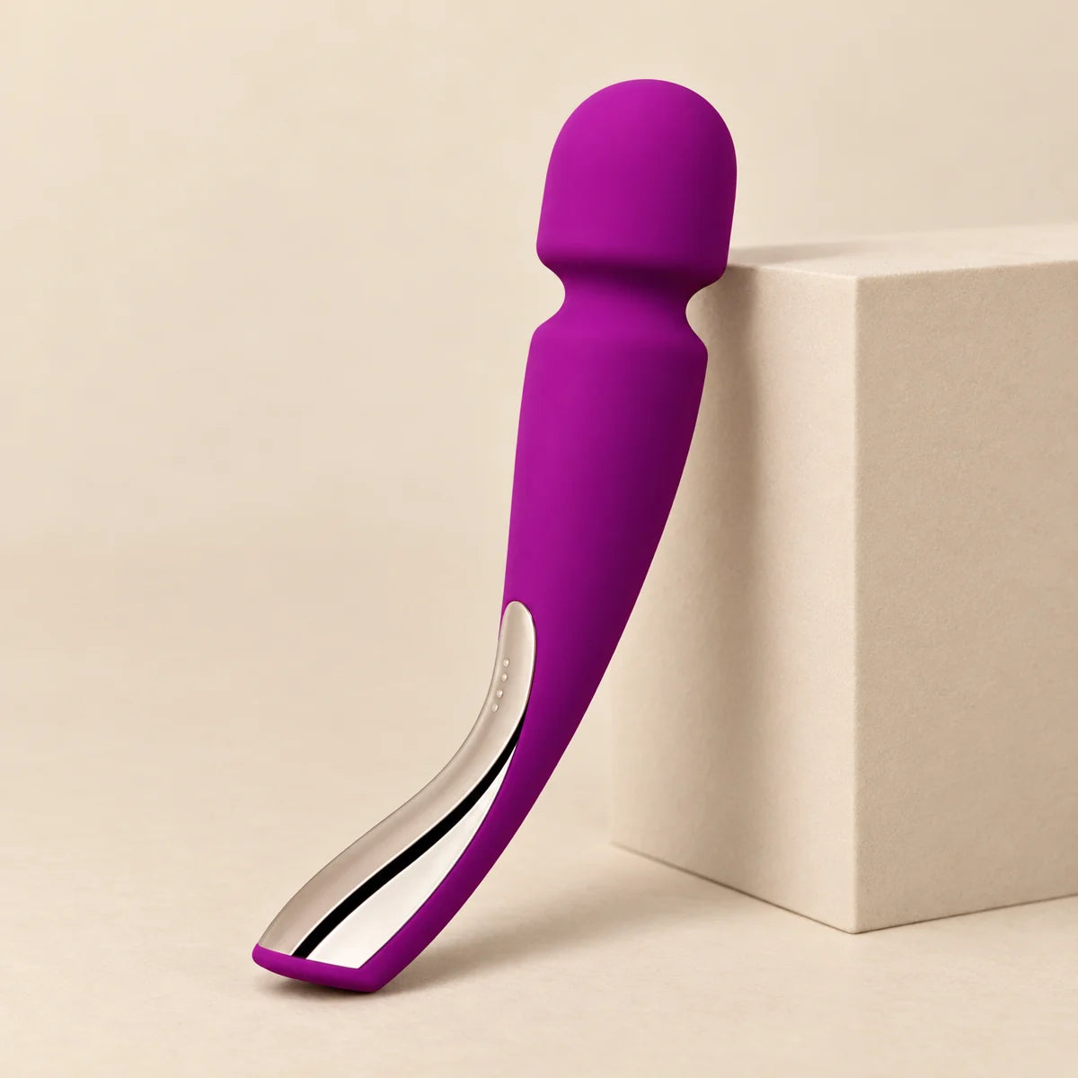 SMART WAND 2 Medium in deep rose, three-quarter view